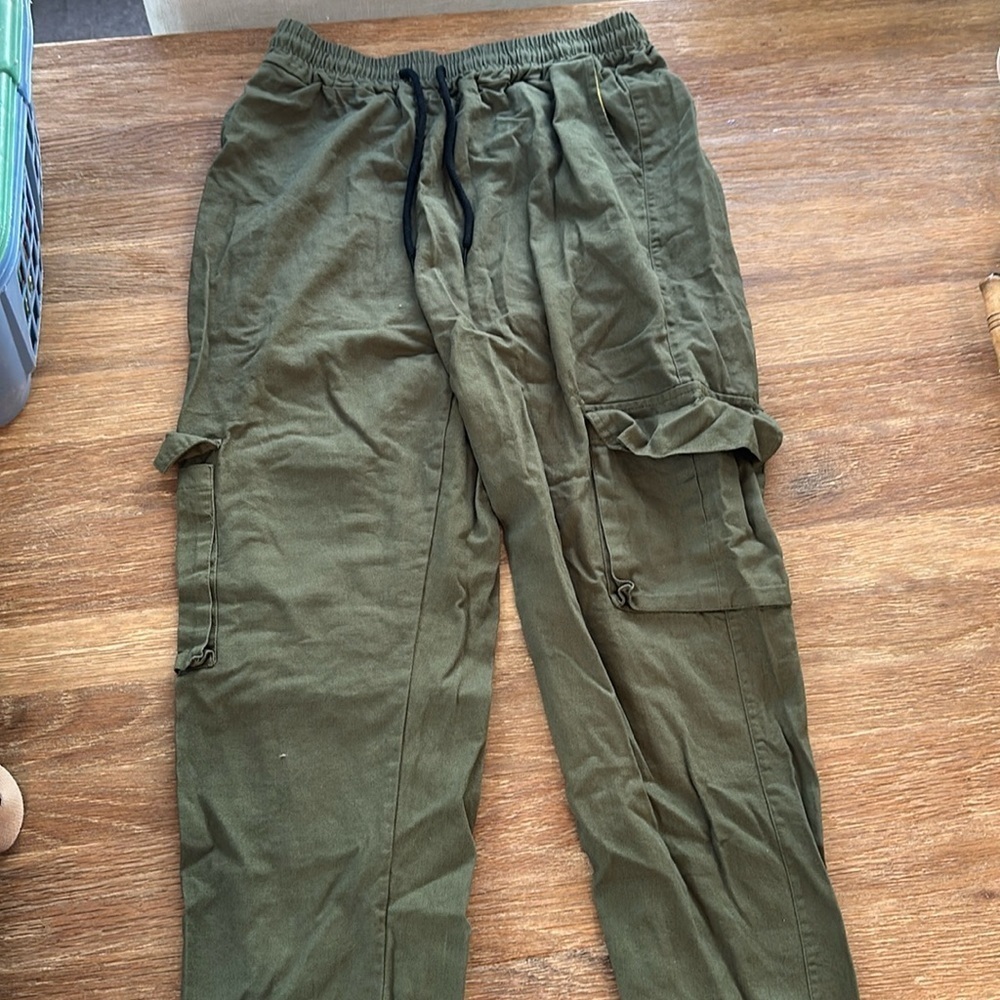 Green jogger cargo pants size medium brand unknown